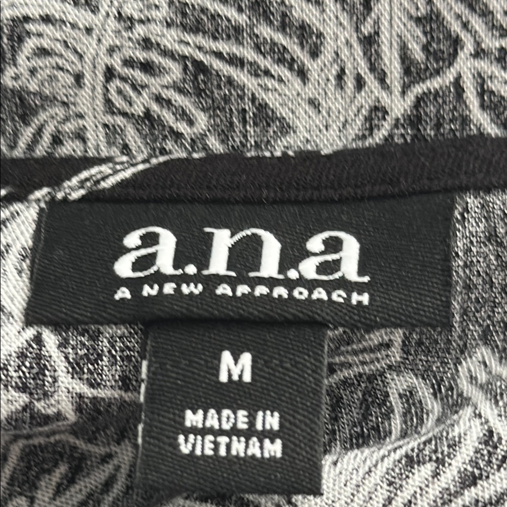a.n.a Black and White Floral Blouse - Picture 8 of 9